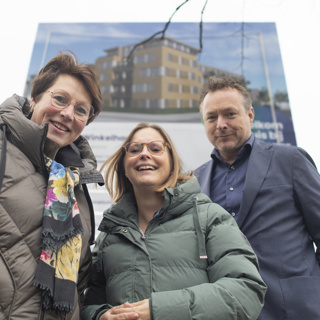 Bestuurders onthullen bouwbord