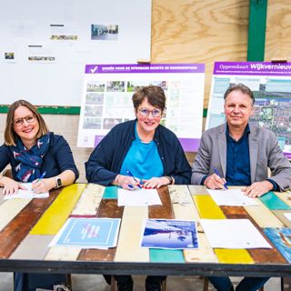 Bestuurders ondertekenen samenwerkingsovereenkomst Zeeheldenbuurt-West Hoogezand
