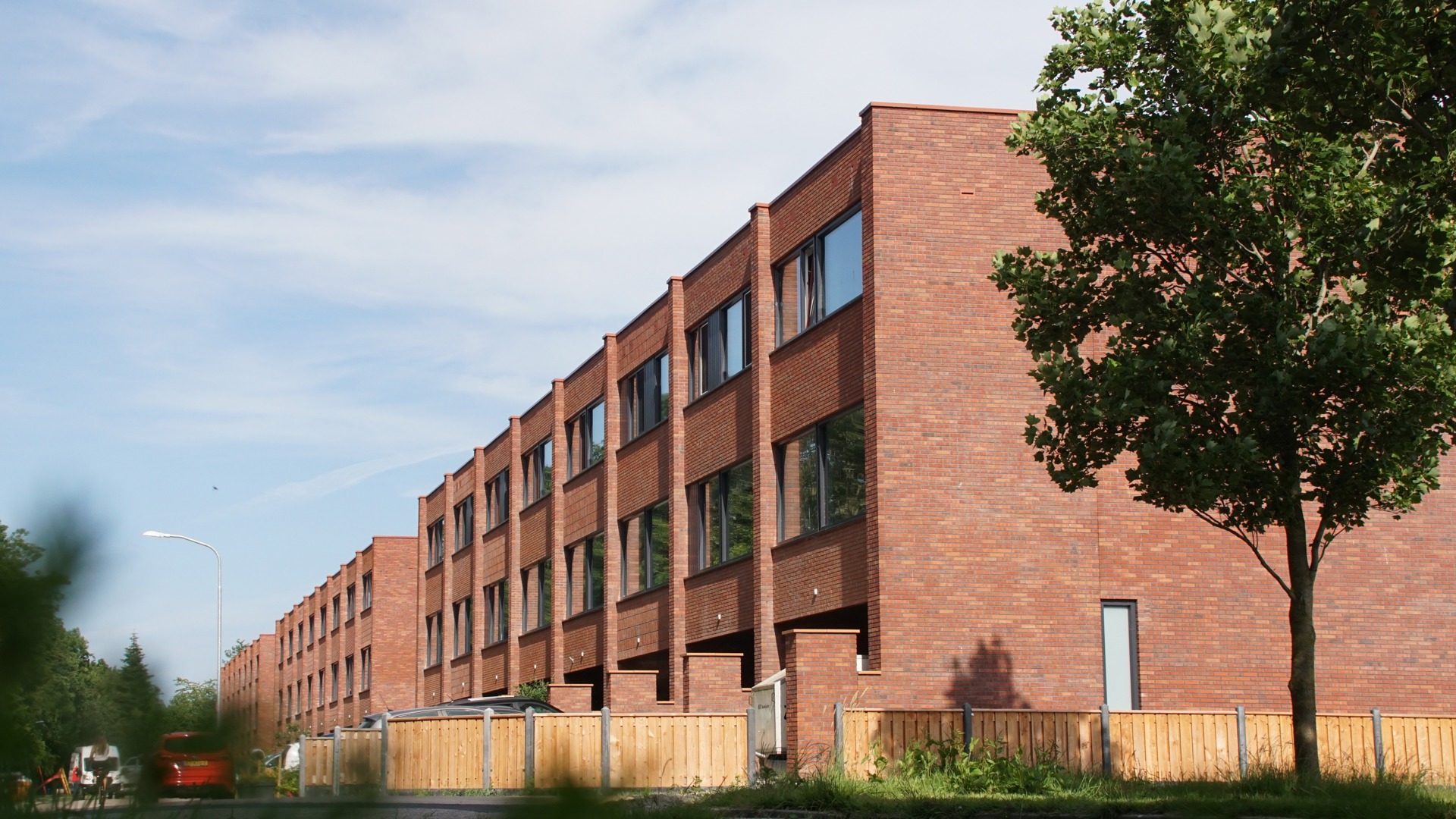 Gezinswoningen, drielaags met parkeerplaats.