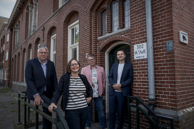 Karel Zuidema (Wender), Laura Broekhuizen (Groninger Huis), wethouder Evert Offereins (gemeente Midden-Groningen) en Anne de Vries (Kwartier Zorg & Welzijn) voor Het Oude Postkantoor.